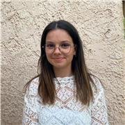 Propose des cours de soutien scolaire et aide aux devoirs jusqu'à la troisième